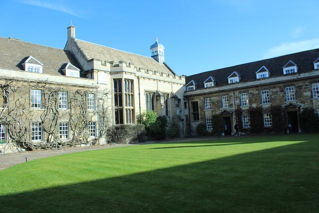 索尔福德大学排名(英国有一所贵族大学竟比牛津剑桥还要受宠？)
